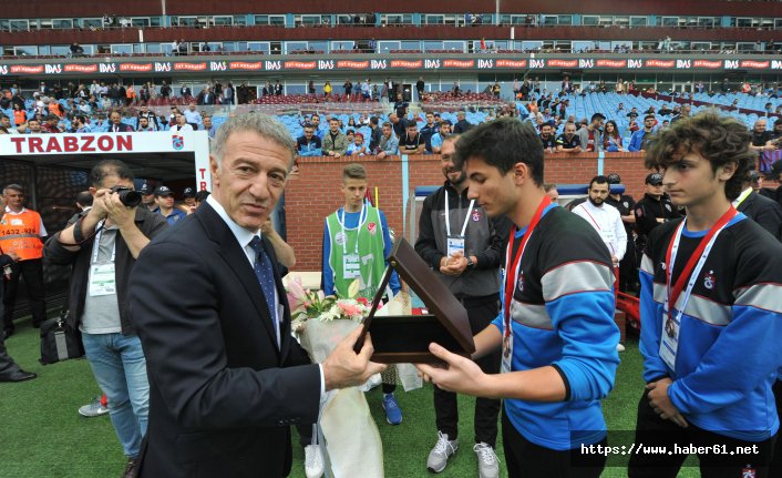 Ağaoğlu'ndan şampiyon gençlere ödül