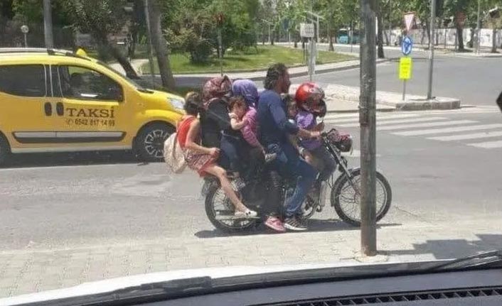 7 kişi bir motosiklette yolculuk yaptılar