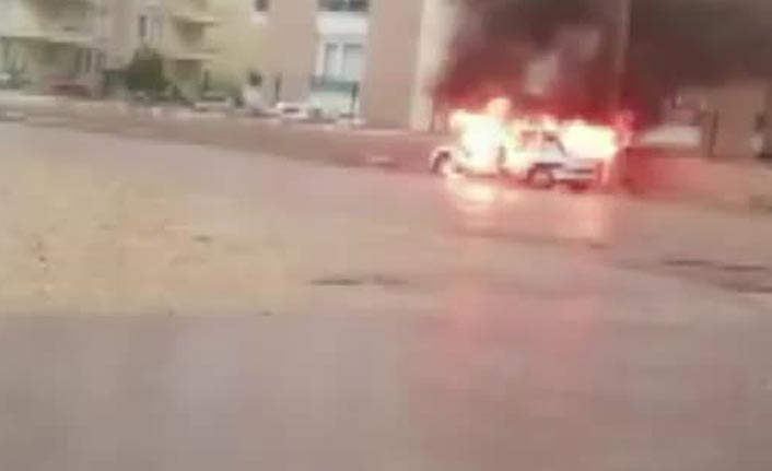 Arızalanan araç alev alev yandı