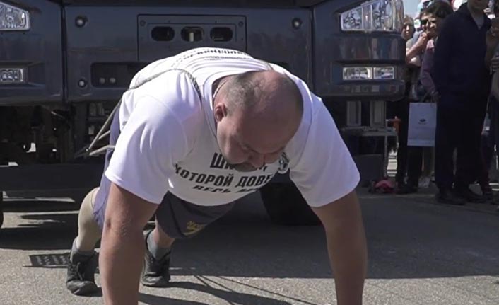 Rus rekortmen 18 tonluk kamyonu çekti