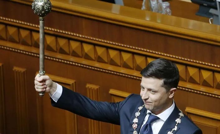 Önce yemin etti, sonra parlamentoyu feshetti!