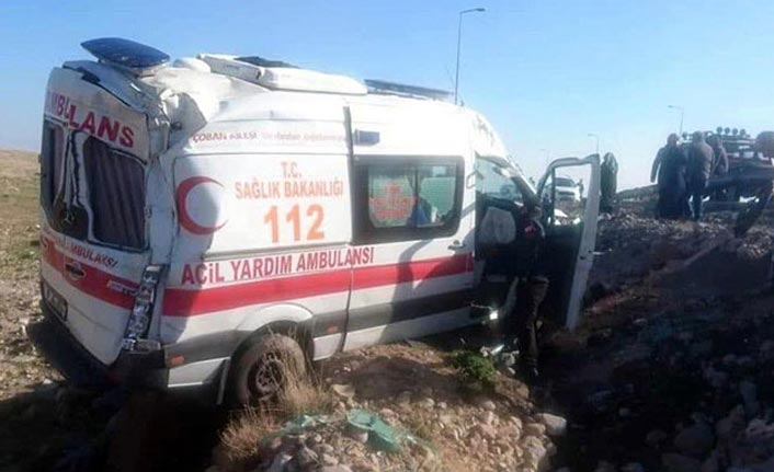 Ambulans devrildi; sürücü ile 2 sağlıkçı yaralı