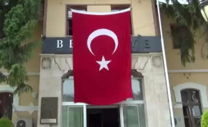 Bayrağın gölgesine yuva yaptılar