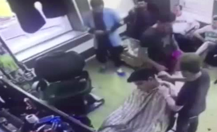 Kendisini tıraş edenin telefonunu çaldı