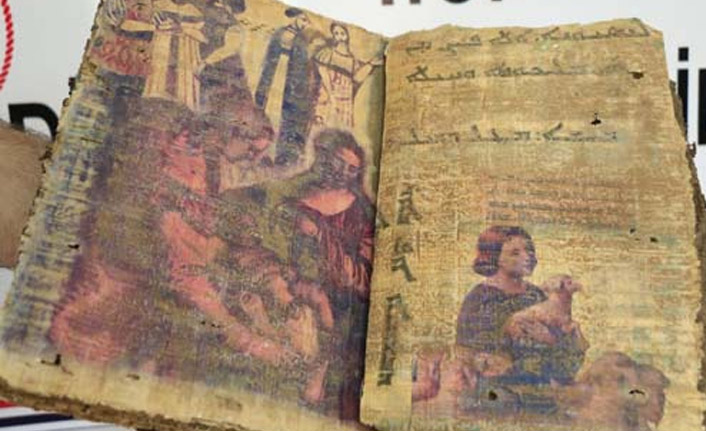 1400 yıllık dini motifli kitap ele geçirildi