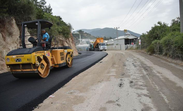 Alanya Belediyesi'nden Dim Çayı yol bakımı
