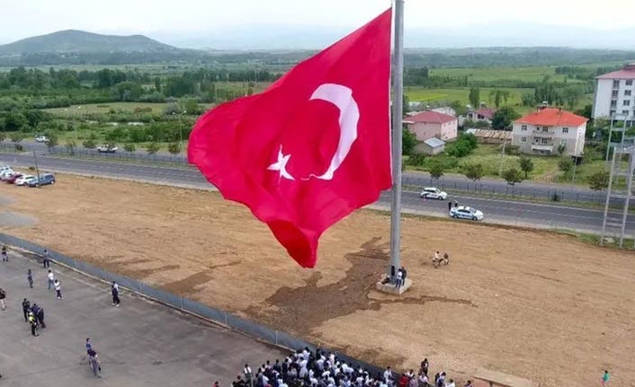 33 şehide 350 metrekarelik bayrak