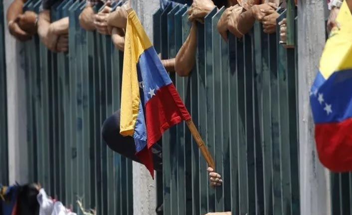 Mahkumlar ve polis çatıştı: 23 ölü