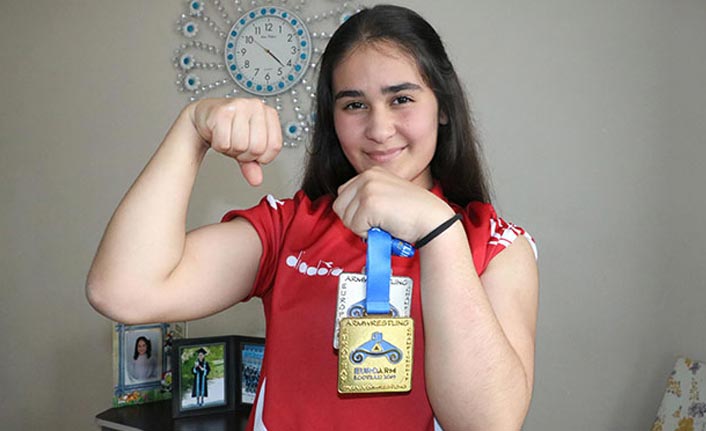 Mutfak masasında bilek güreşine çalışıp, Avrupa şampiyonu oldu