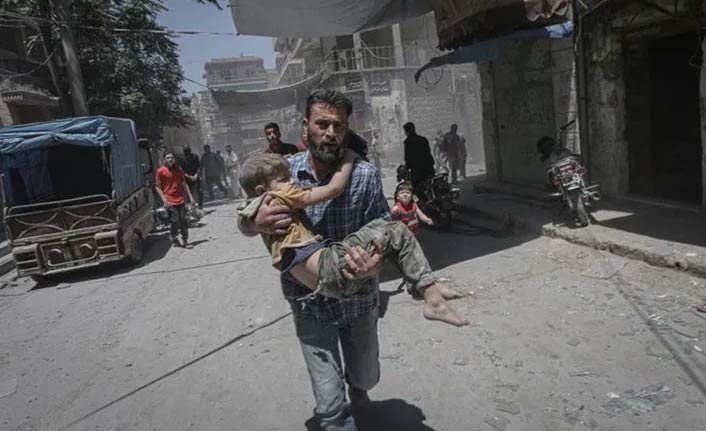 Esad rejimi İdlib'de sivilleri vurdu