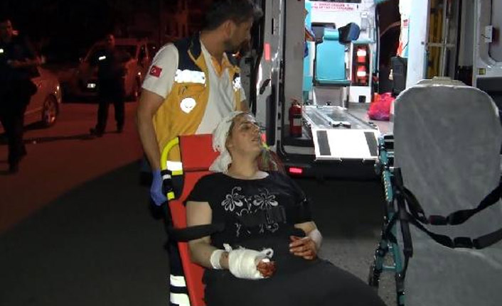 Eşine bıçakla saldırdı