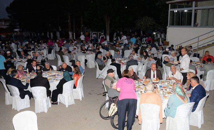 Vali Yazıcı, huzurevinde yaşlılarla bir araya geldi