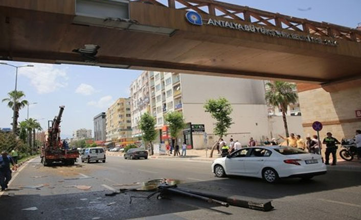 Kamyonun üzerindeki iş makinası üst geçide çarptı