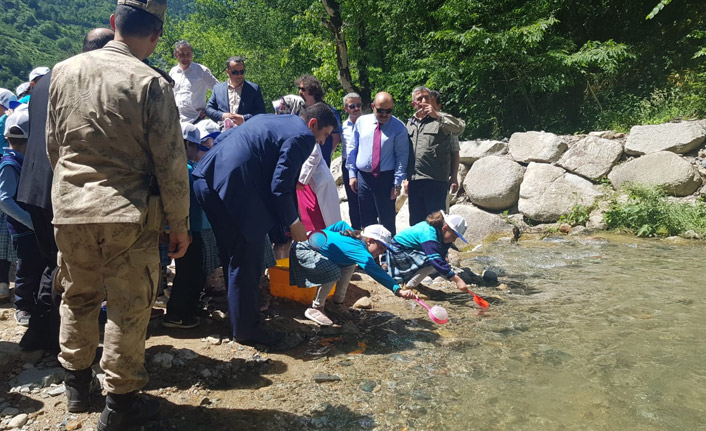 Vali Ustaoğlu, dereye balık bıraktı!
