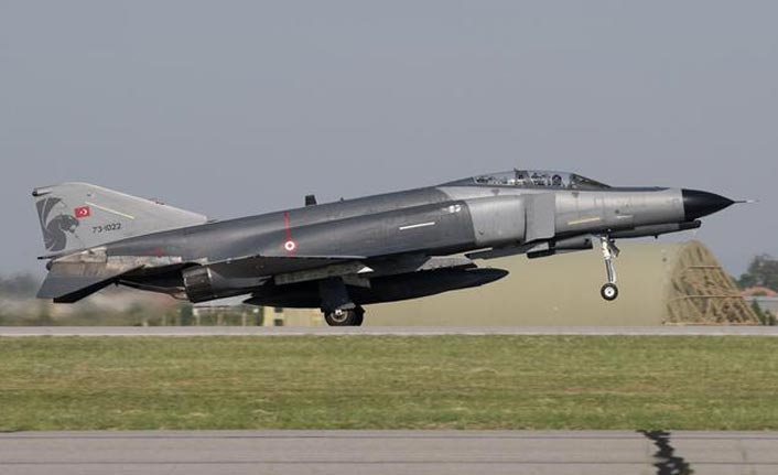 F-4 uçağı iniş sırasında arızalandı, pilotlar kurtuldu