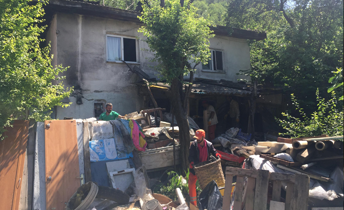Evden ve bahçesinden 6 kamyon çöp çıktı