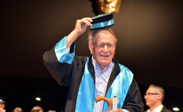 75 yaşında üniversiteyi bitirdi!