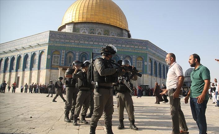 İsrail polisi Mescid-i Aksa'da cemaate müdahale etti