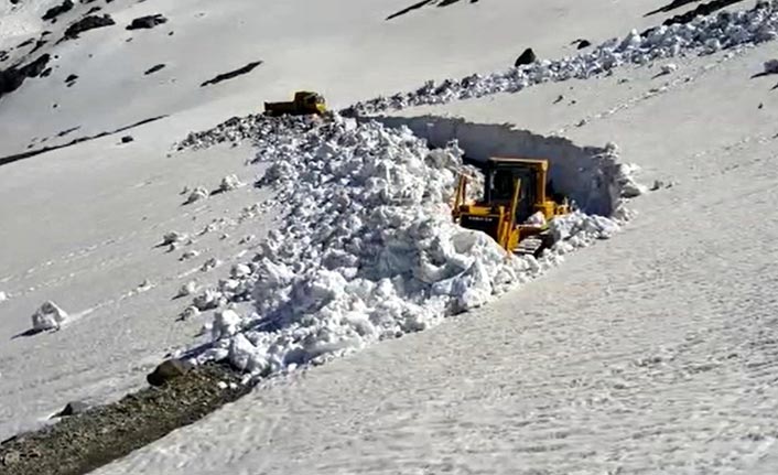 Doğu Karadeniz'de haziran ayında yayla yollarında karla mücadele