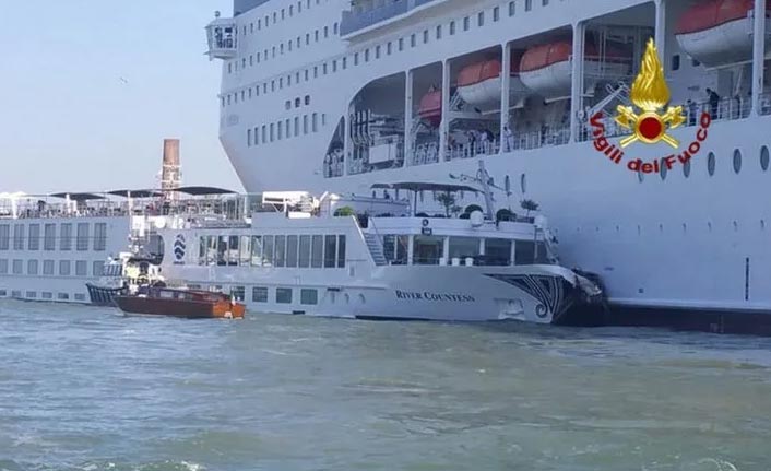 Cruise gemisi kazaya karıştı