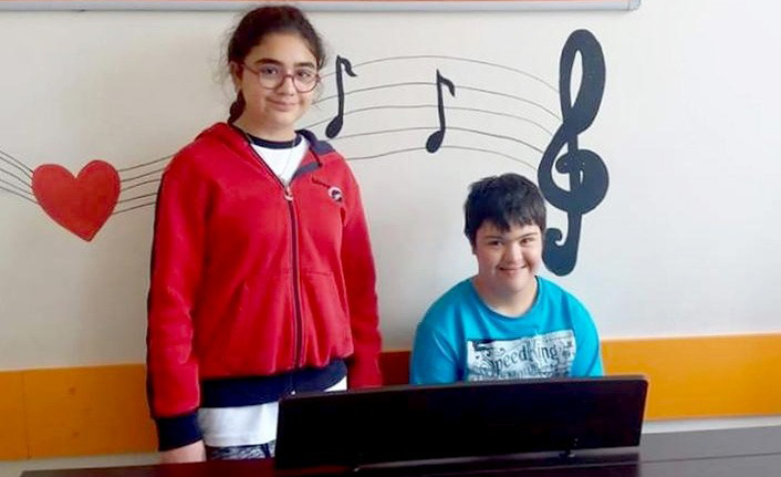 Down Sendromlu çocuğa piyano çalmayı öğretti