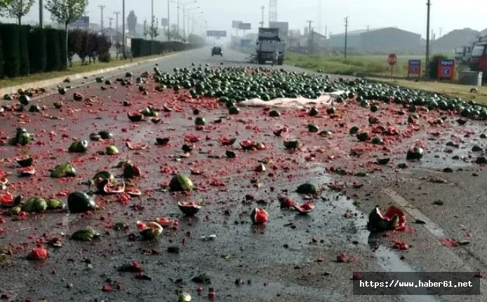 Yola saçılan karpuzlar trafiği aksattı