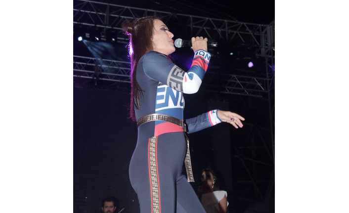 Demet Akalın hamile şüphesi yarattı