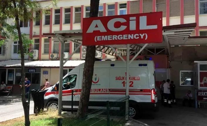 Kavgayı ayırmaya çalışan polis ağır yaralı