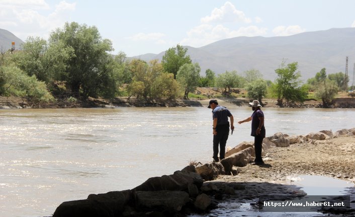 Köprüden atladı boğulmaktan çoban kurtardı