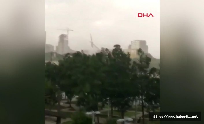 Vinç apartmanın üzerine devrildi