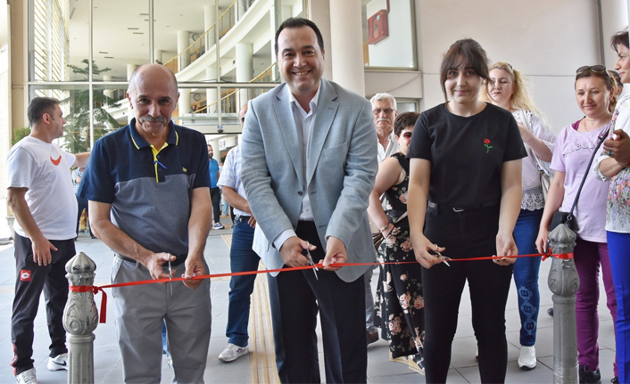 16 yaşında ilk sergisini açtı