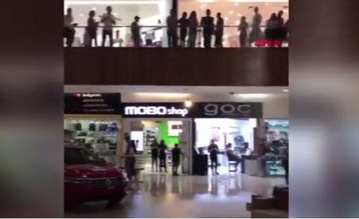 AVM'yi su bastı, müzisyenler Titanik filminin müziğini çaldılar