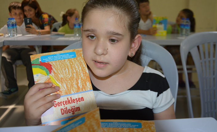 7 yaşında ilk kitabını yazdı