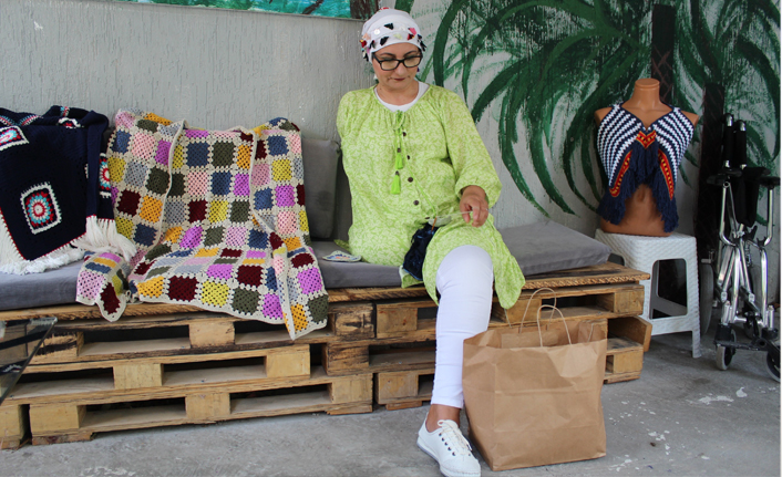 Tek eliyle ördükleri, görenleri hayran bırakıyor