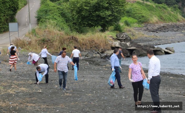 Ellerinde poşetlerle çöp topladılar
