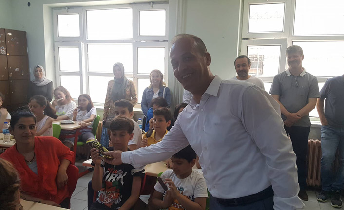 Cudibey İlkokulu'nda karne böyle dağıtıldı