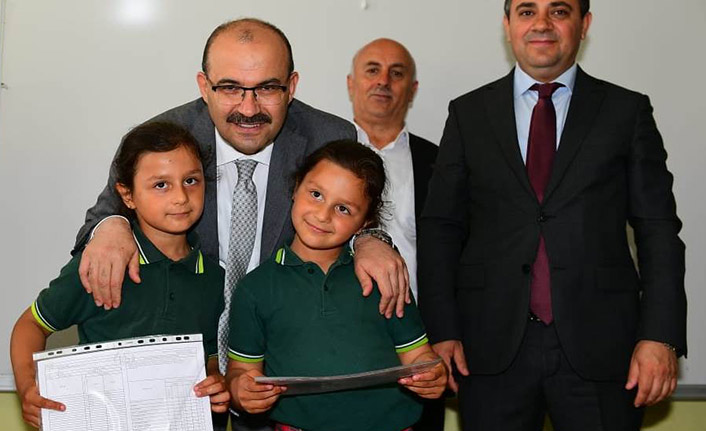 Vali Ustaoğlu öğrencilerin karne sevincine ortak oldu