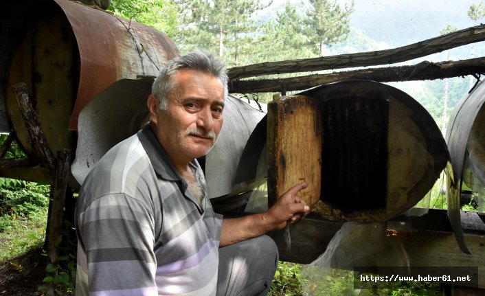 Asırlık kovanlarda bal üretiyorlar