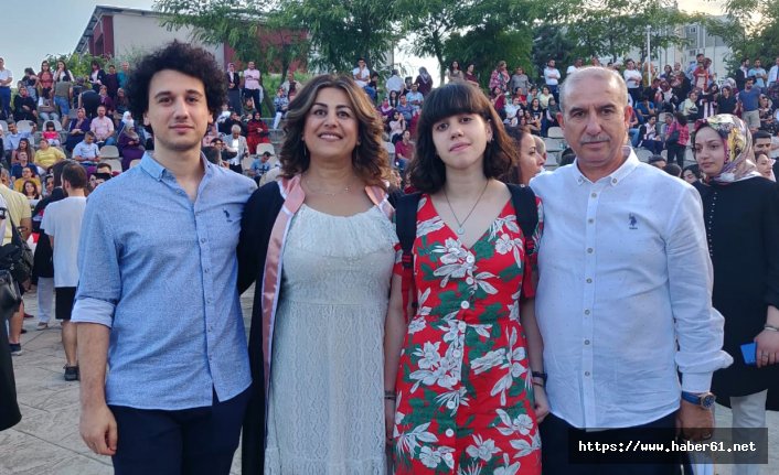 49 yaşındaki 2 çocuk annesi, üniversite birincisi oldu