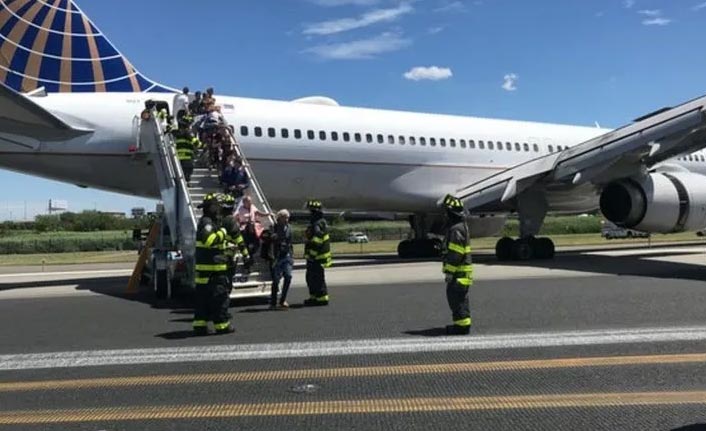 Uçağın inişte tekerlekleri patladı, faciadan dönüldü
