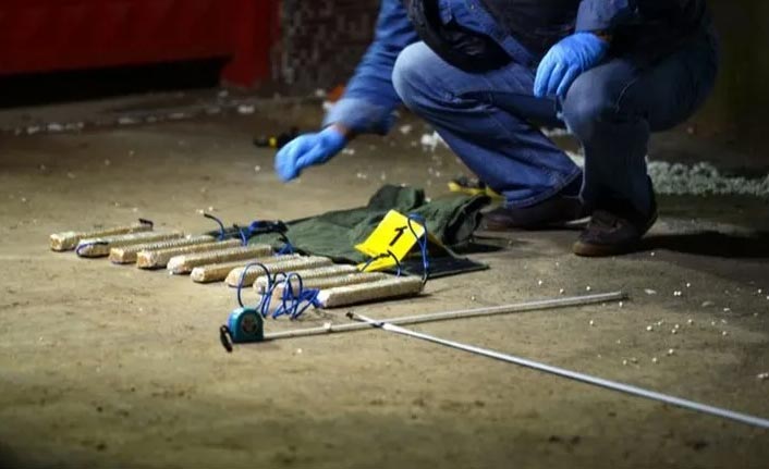 "Canlı bomba" yeleği ve patlayıcı ele geçirildi