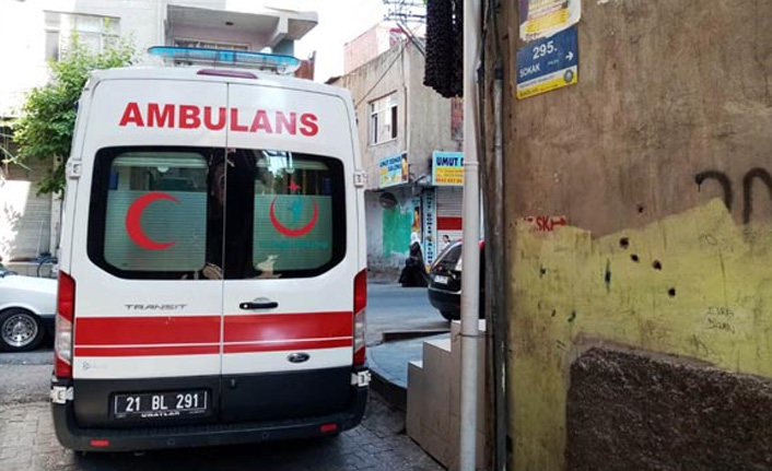 Evde kardeşi ile yabancı birini görünce...