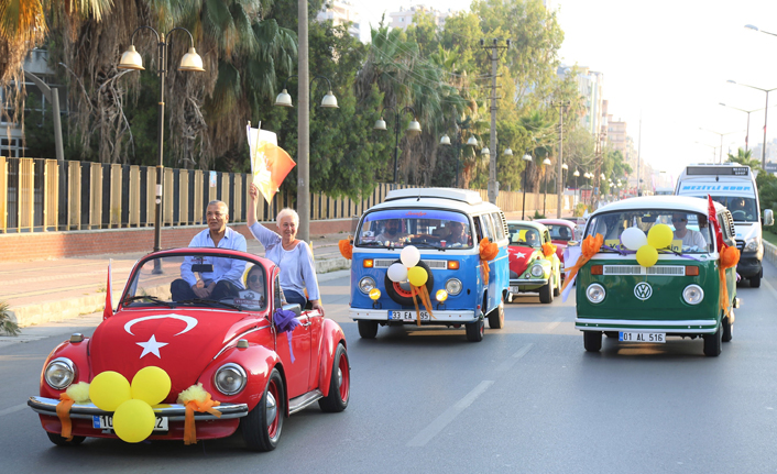 Klasik otomobillerle festival korteji