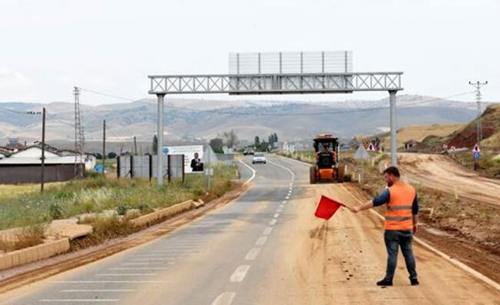 Sel yolları trafiğe kapadı