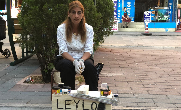 Çektiği acılara dayanamayıp evden kaçtı, ayakkabı boyayarak yaşama tutunuyor