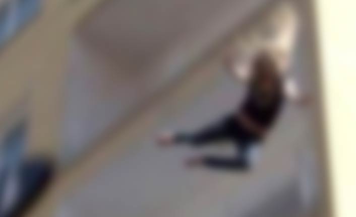 Genç kız ölüme atladı