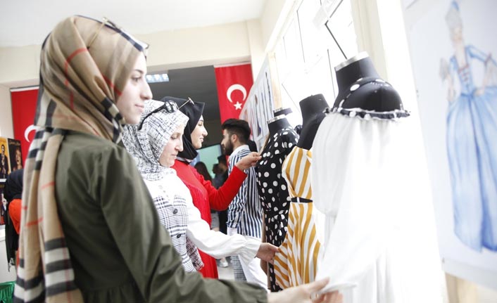 Moda tasarım öğrencileri sergi düzenledi