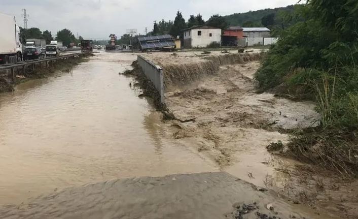 Kocaeli - Sakarya arasındaki D-100 Karayolu ulaşıma kapandı