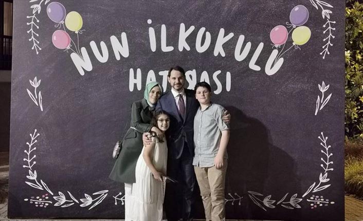 Bakan Albayrak aile fotoğrafı paylaştı