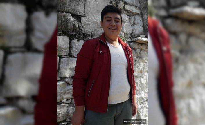 Otomobilin çarptığı bisikletli genç öldü